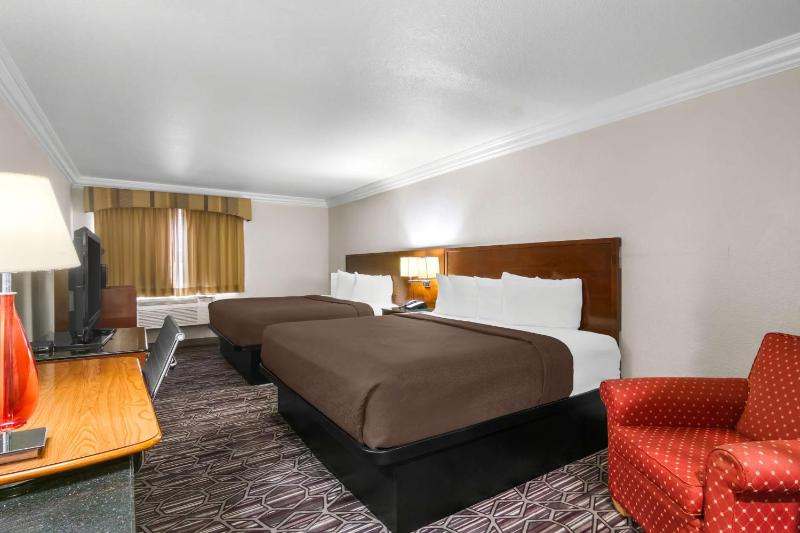 Queen Room with Two Queen Beds - Non-Smoking image 4