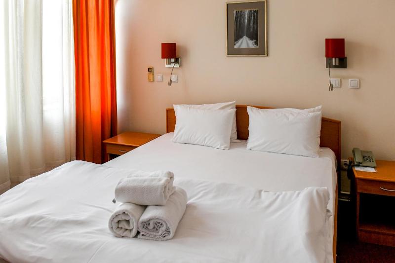 Double Room image 3