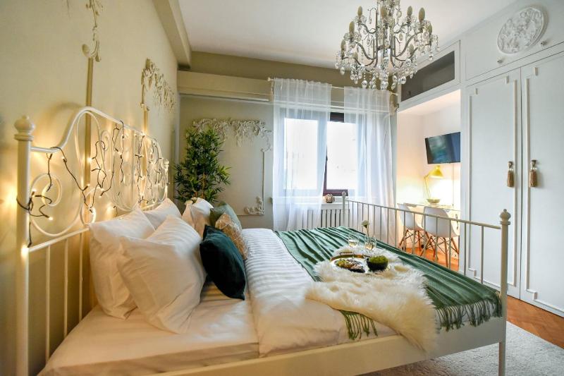 Cozy Studio Overlooking The Old Town - image 5