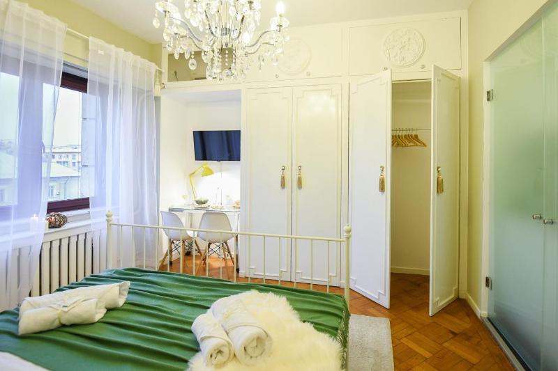 Cozy Studio Overlooking The Old Town - image 10