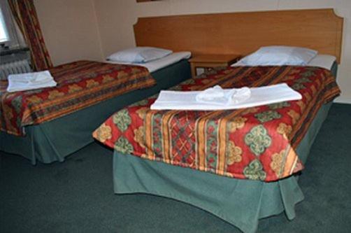 Twin Room image 3