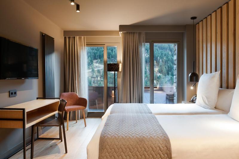 Double or Twin Room with Mountain View image 4