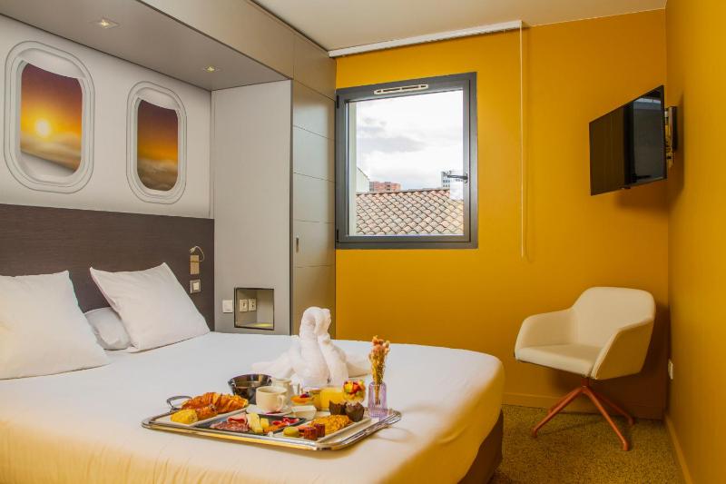 Two-Bedroom and Living Room with Sofa bed Apartment  image 4