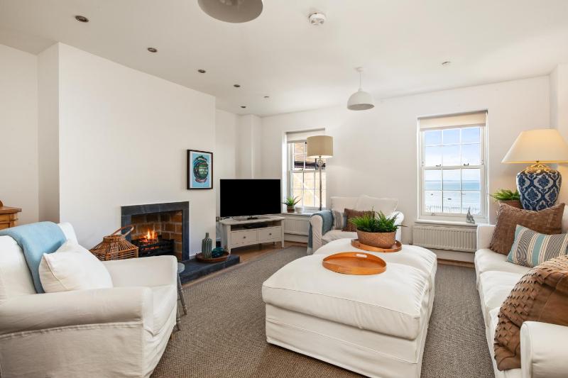 Nash House - Seafront with Parking Close to Town - image 1
