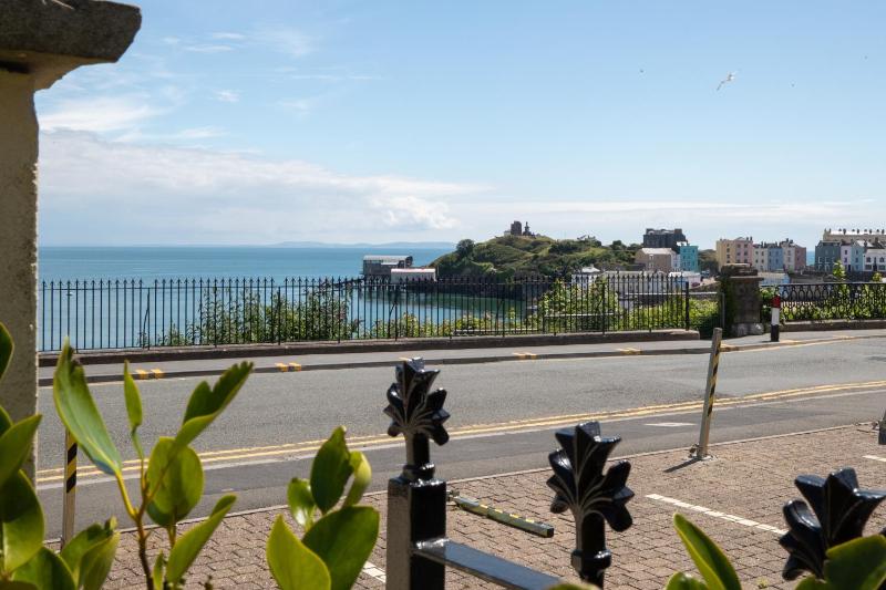 Nash House - Seafront with Parking Close to Town - image 3