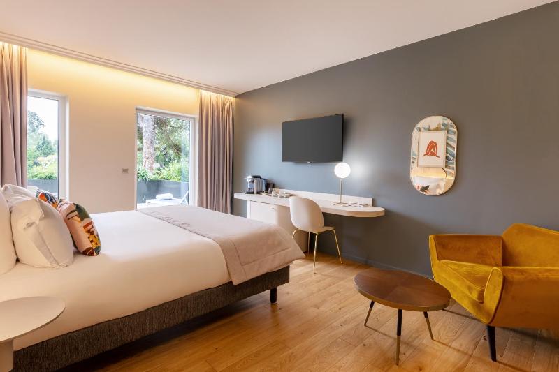 Prestige King Room with Terrace Access and Lounge Area image 1