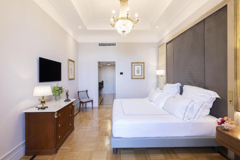 Deluxe Double Room with Sea View image 4