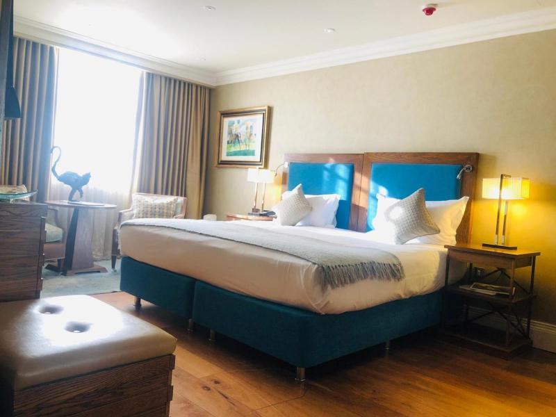 Roseate Classic Room image 3