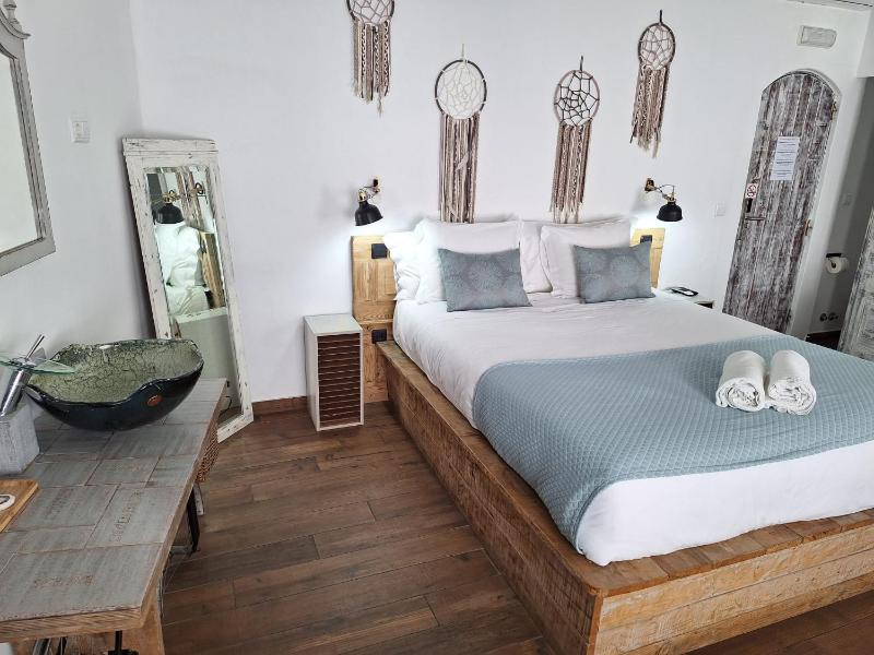 Deluxe King Room image 2