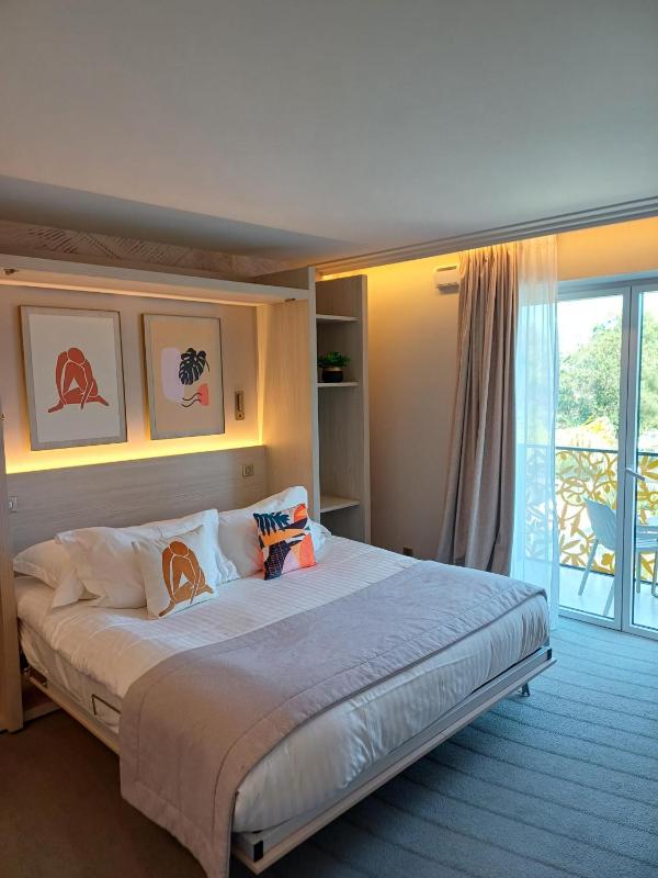 King Suite with Two Balconies and Two Bathrooms - Non-Smoking image 3