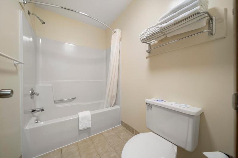 Deluxe Queen Room with Two Queen Beds image 4