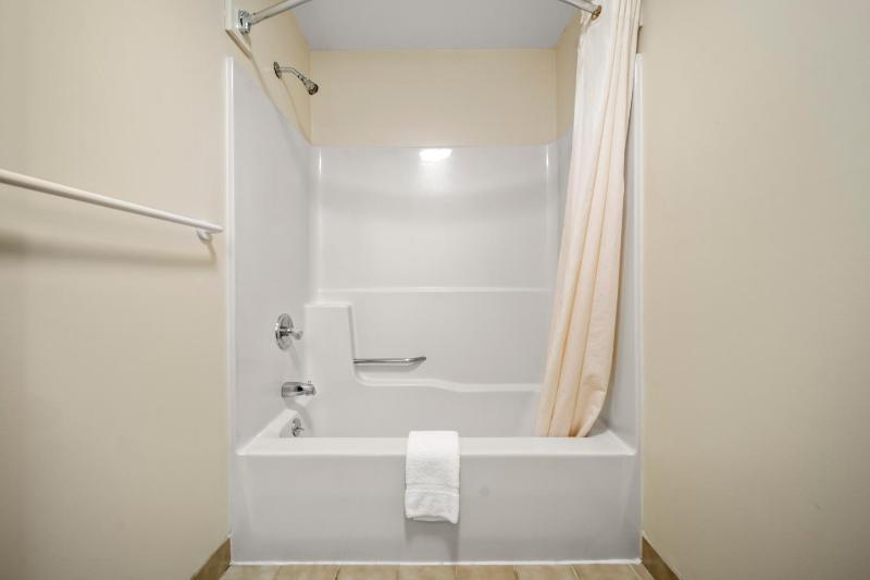 Deluxe Queen Room with Two Queen Beds image 3