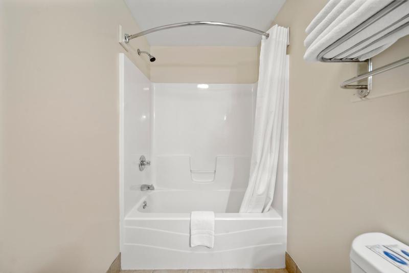 Family Suite with Three Queen Beds image 3
