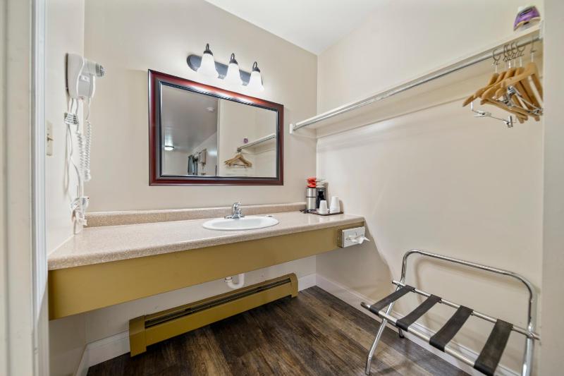 Family Suite with Three Queen Beds image 2