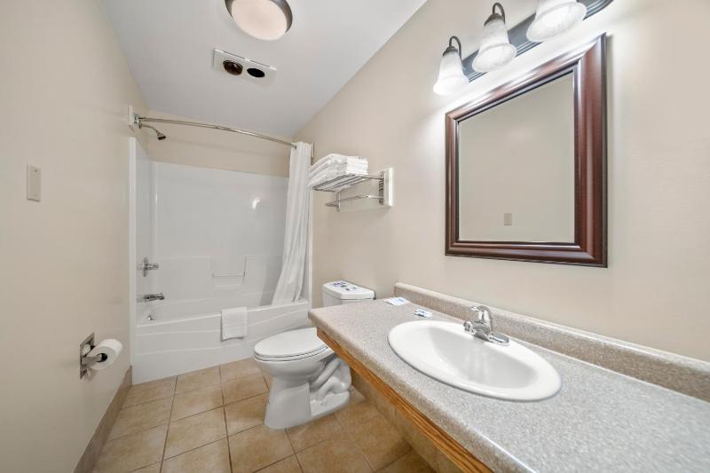 Family Suite with Three Queen Beds image 4