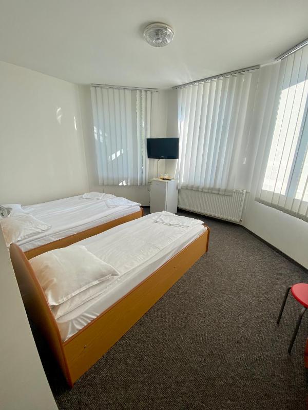 Economy Triple Room image 1