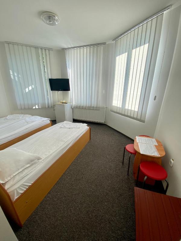 Economy Triple Room image 3