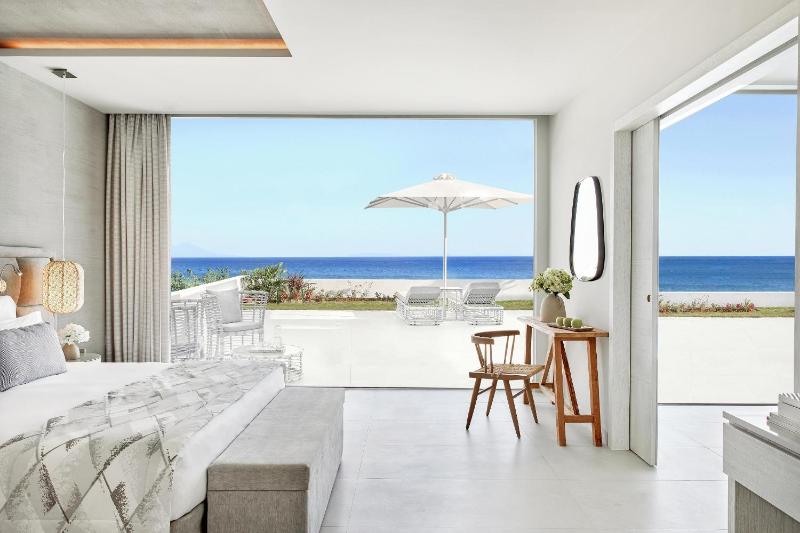 Deluxe One Bedroom Bungalow Suite Beach Front image 1