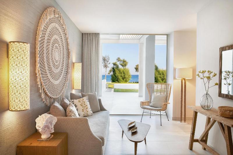 Deluxe One Bedroom Bungalow Suite Beach Front image 4