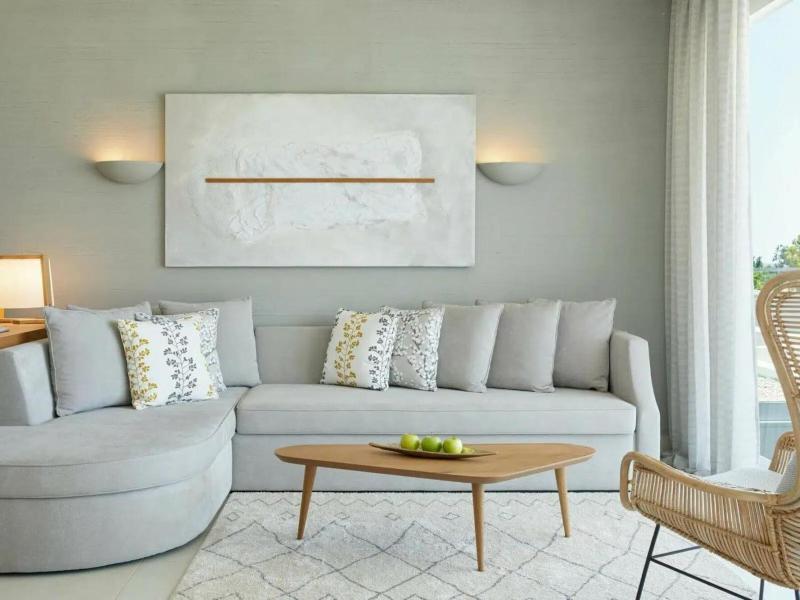 One Bedroom Suite with Private Garden and Sea View image 4