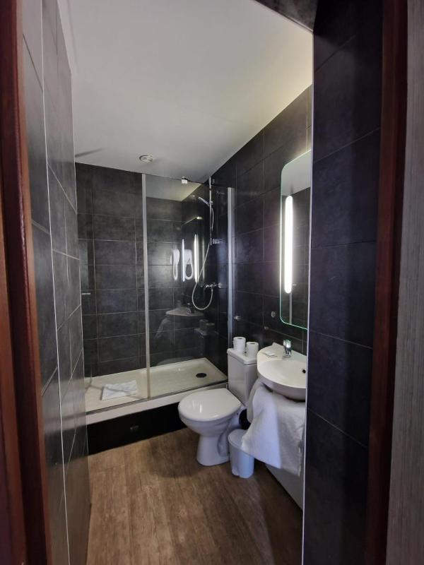 Double or Twin Room image 3