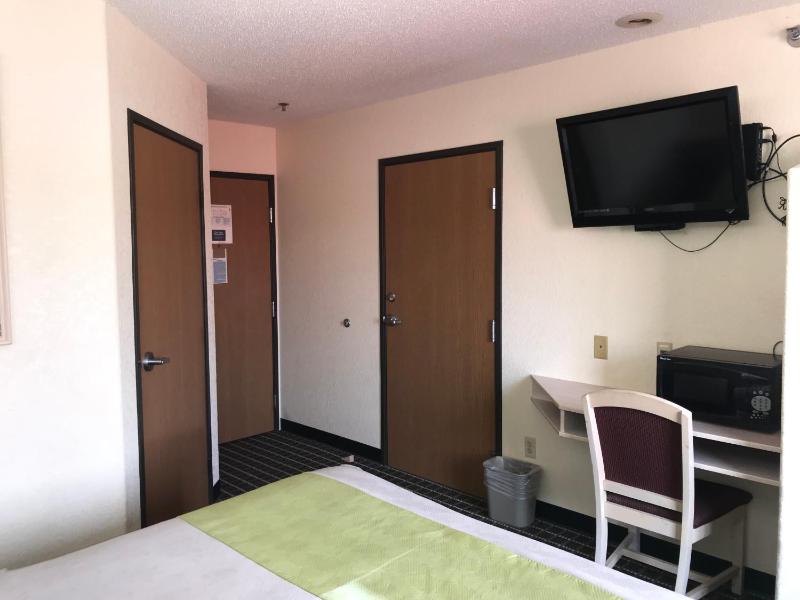 Standard Queen Room image 3