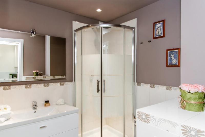 Superior One-Bedroom Apartment with Free Parking image 2