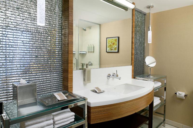 Deluxe King Room with Ocean View image 3