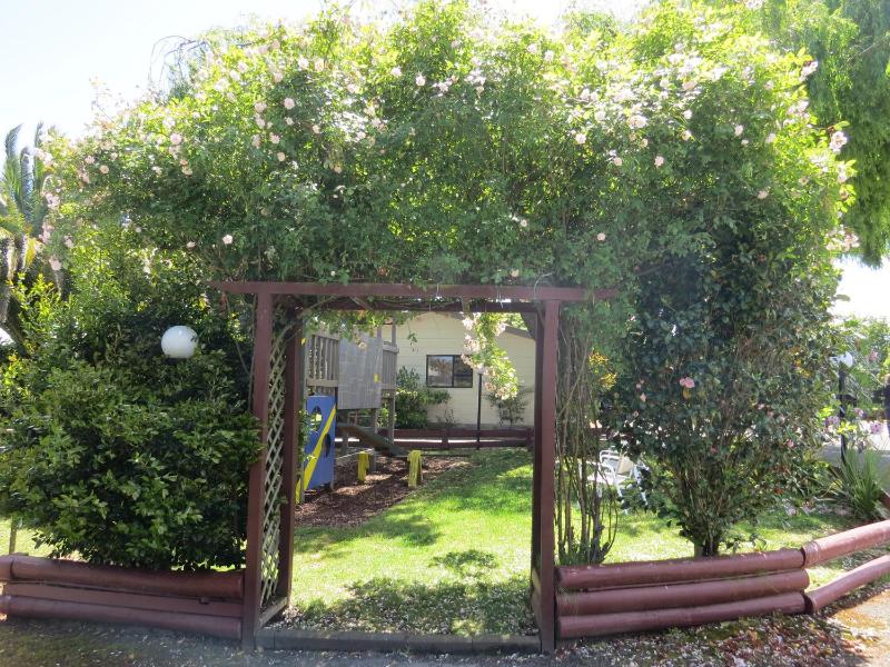 Camellia Court Family Motel - image 12