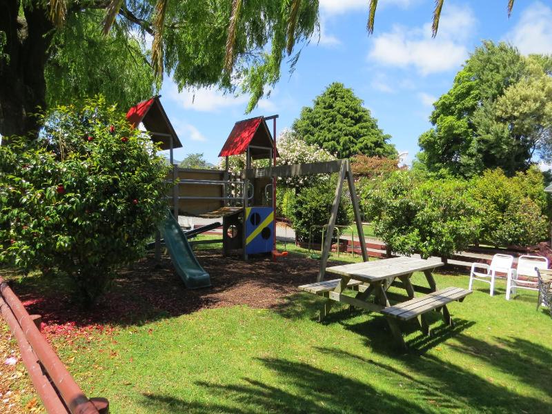 Camellia Court Family Motel - image 3