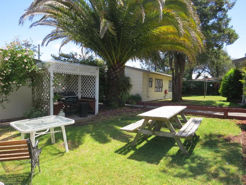 Camellia Court Family Motel - image 9