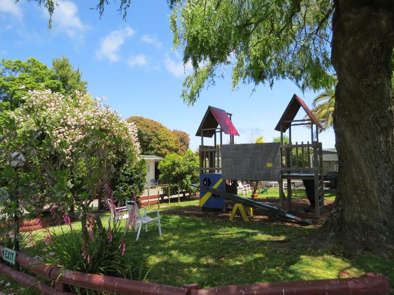 Camellia Court Family Motel - image 13