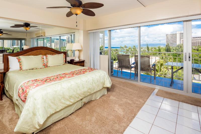Castle Waikīkī Shores - image 10