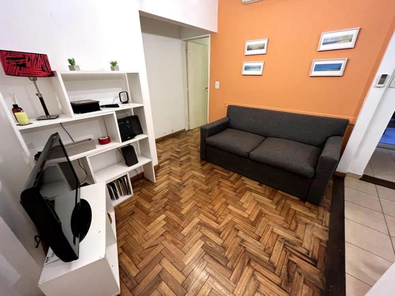 Alójate en Recoleta en este Cómodo Departamento 2 Ambientes - image 1