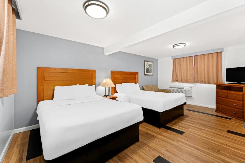 1 King 1 Double Bed Non-Smoking image 4
