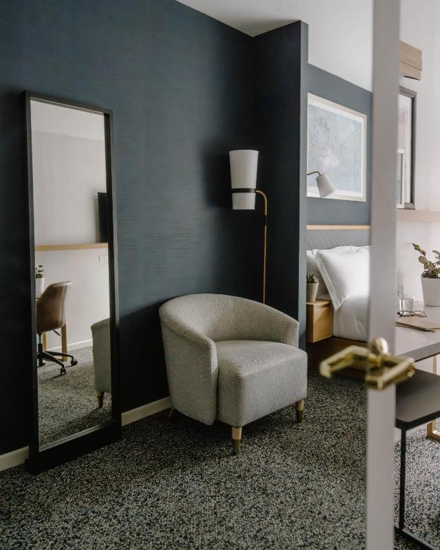 Standard Queen Room image 3