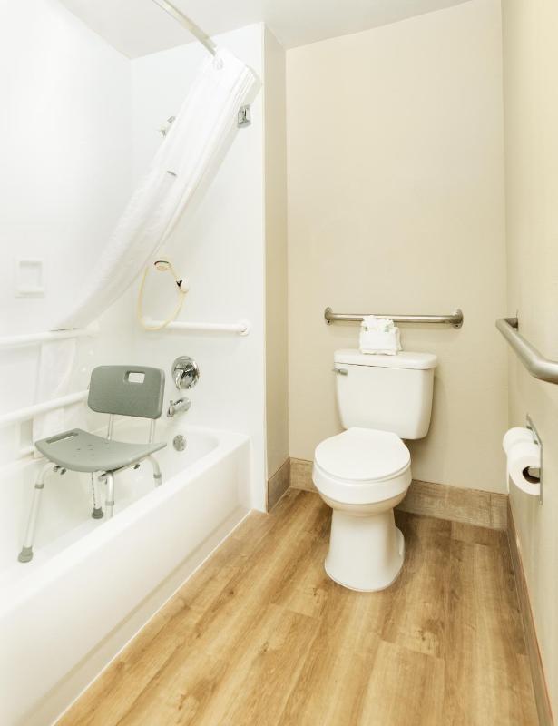 Queen Room with Two Queen Beds and Bath Tub - Mobility Accessible/Non-Smoking image 3