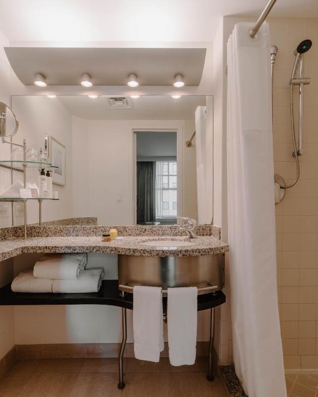 Standard Queen Room image 3