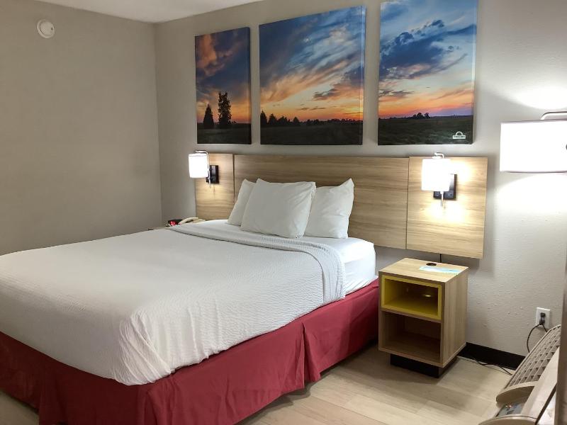 Queen Room - Disability Access/Non-Smoking image 2