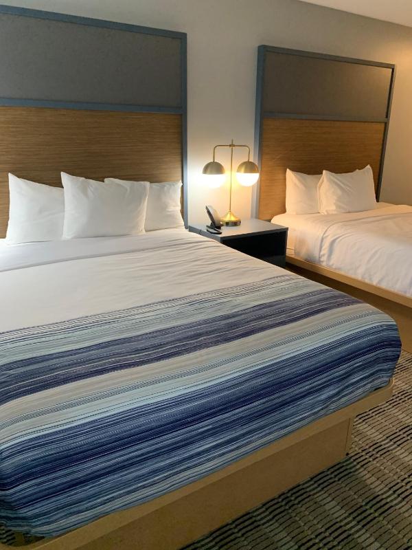 Queen Room with Two Queen Beds, Mobility Access and Bathtub with Grab Bars, Non-Smoking image 3
