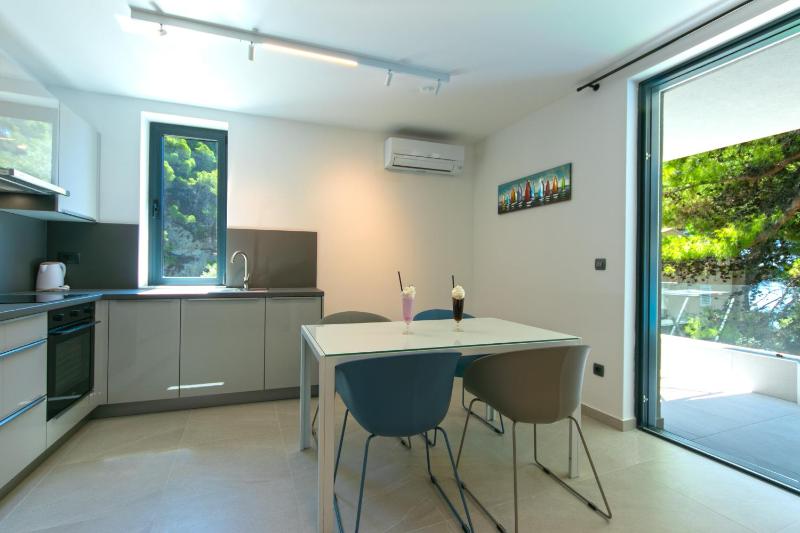 Family friendly seaside apartments Brela Makarska - 6007 - image 4