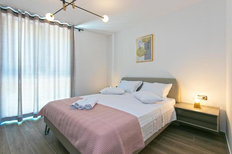 Family friendly seaside apartments Brela Makarska - 6007 - image 12