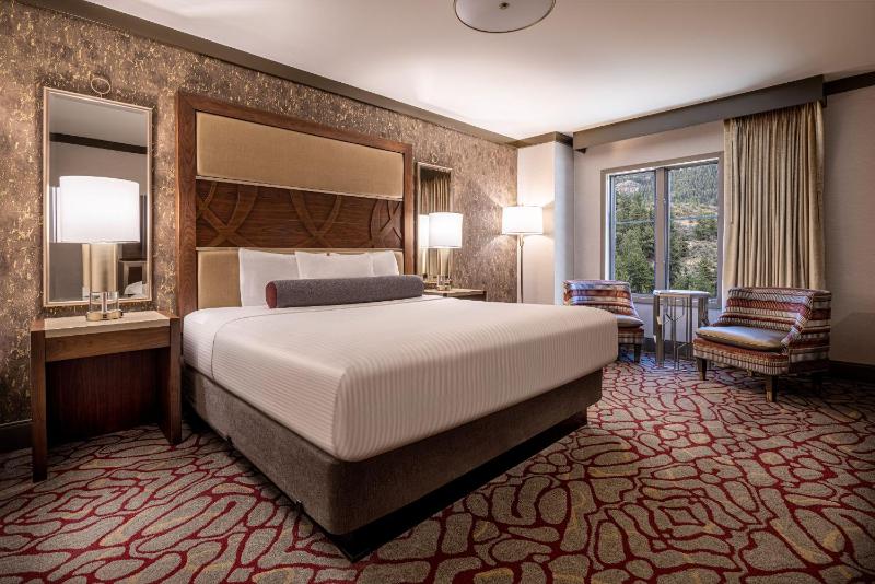 HORSESHOE LUXURY ROOM 1 KING NON-SMOKING image 1