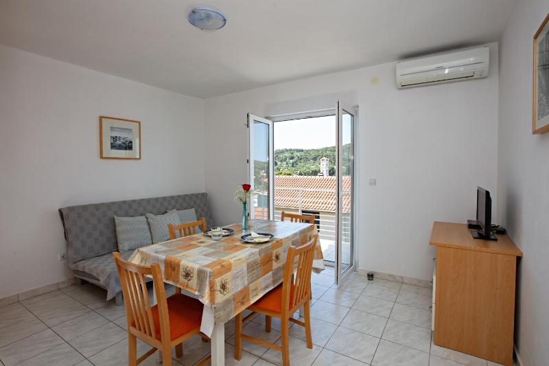 One-Bedroom Apartment with Balcony and Sea View image 1