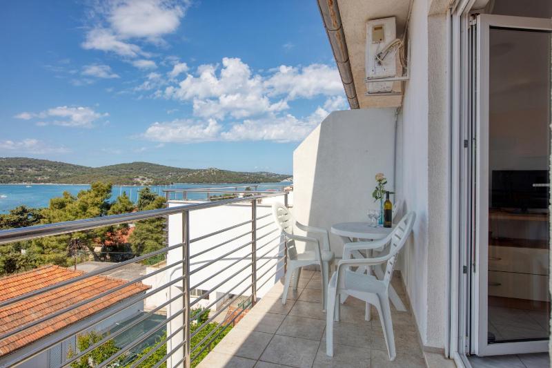 One-Bedroom Apartment with Balcony and Sea View image 4