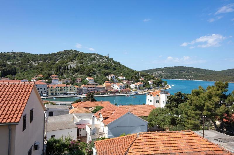 One-Bedroom Apartment with Balcony and Sea View image 3