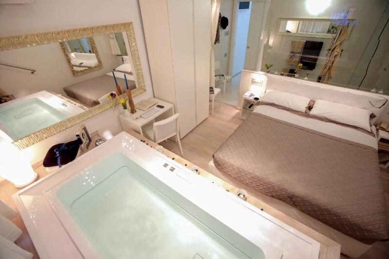 Deluxe Suite with Spa Bath image 1