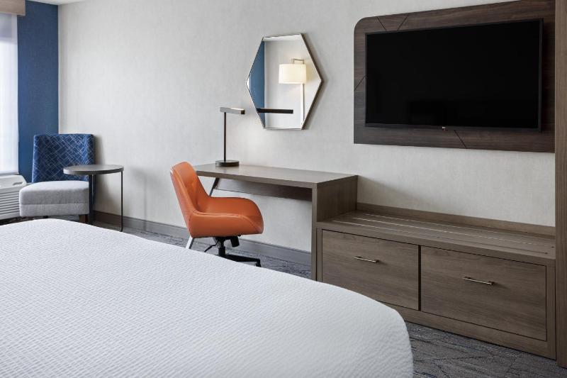 Standard King Room image 3