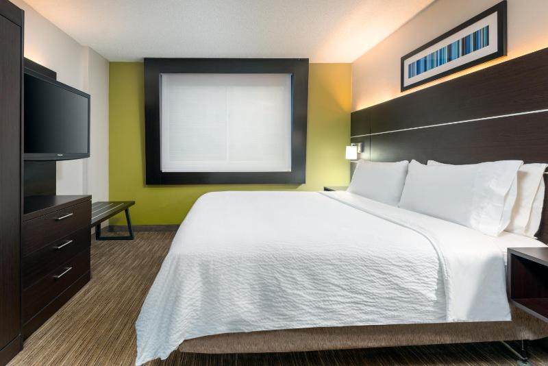 Standard King Room with Roll-in Shower - Mobility Accessible image 3