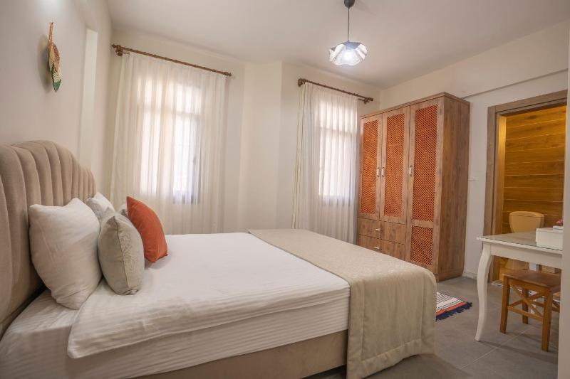 Two-Bedroom Apartment with Garden and Sea View image 4